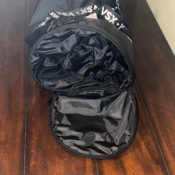 NWT 🆕 |• Victoria’s Secret•| VSX Black Duffel Bag - Picture 5 of 7